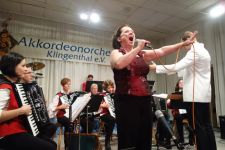 Sängerin Yvonne Deglau in Begleitung des Akkordeonorchester Klingenthal