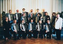 Das Akkordeonorchester in den 1990er Jahren unter der Leitung von Karl Lipsius.