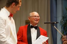 Frank Meinel wurde für seine fünfzigjährige Mitgliedschaft im Orchester mit der Verdienstnadel in Gold ausgezeichnet